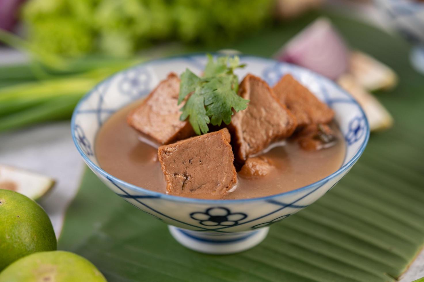 rörstekt tofu på ett bananblad foto