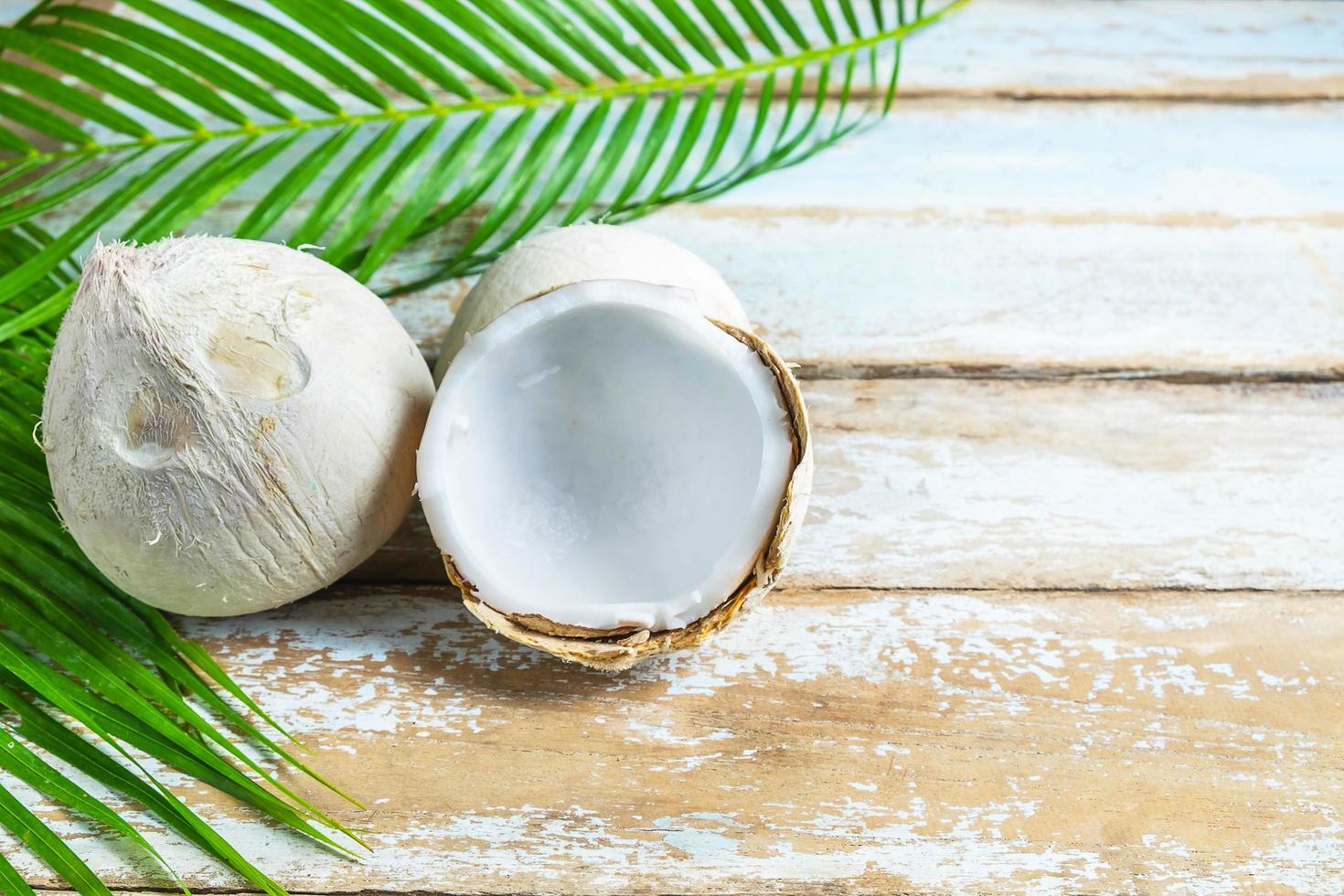 kokosnötter på ett träbord foto