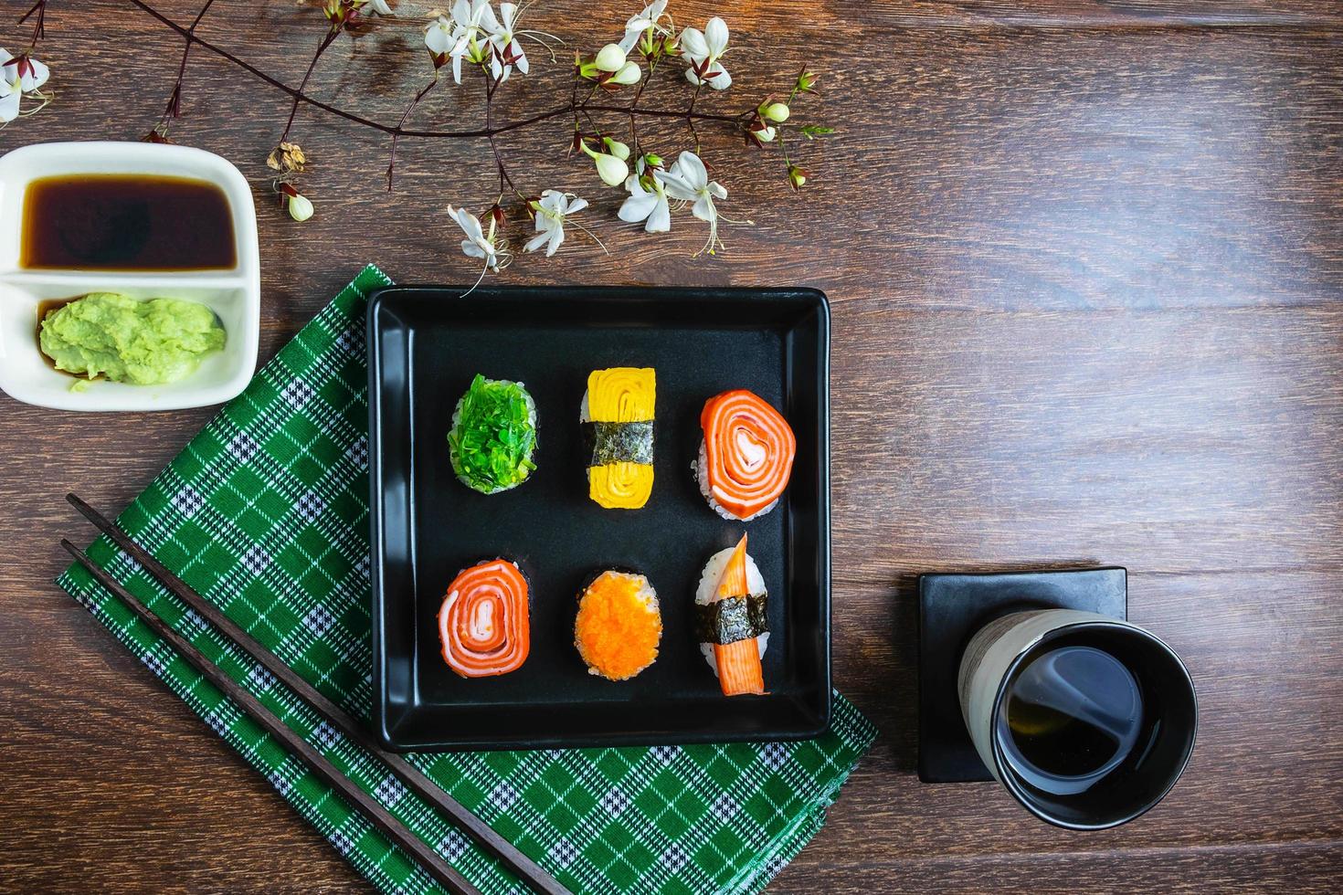 ovanifrån av en tallrik med sushi foto