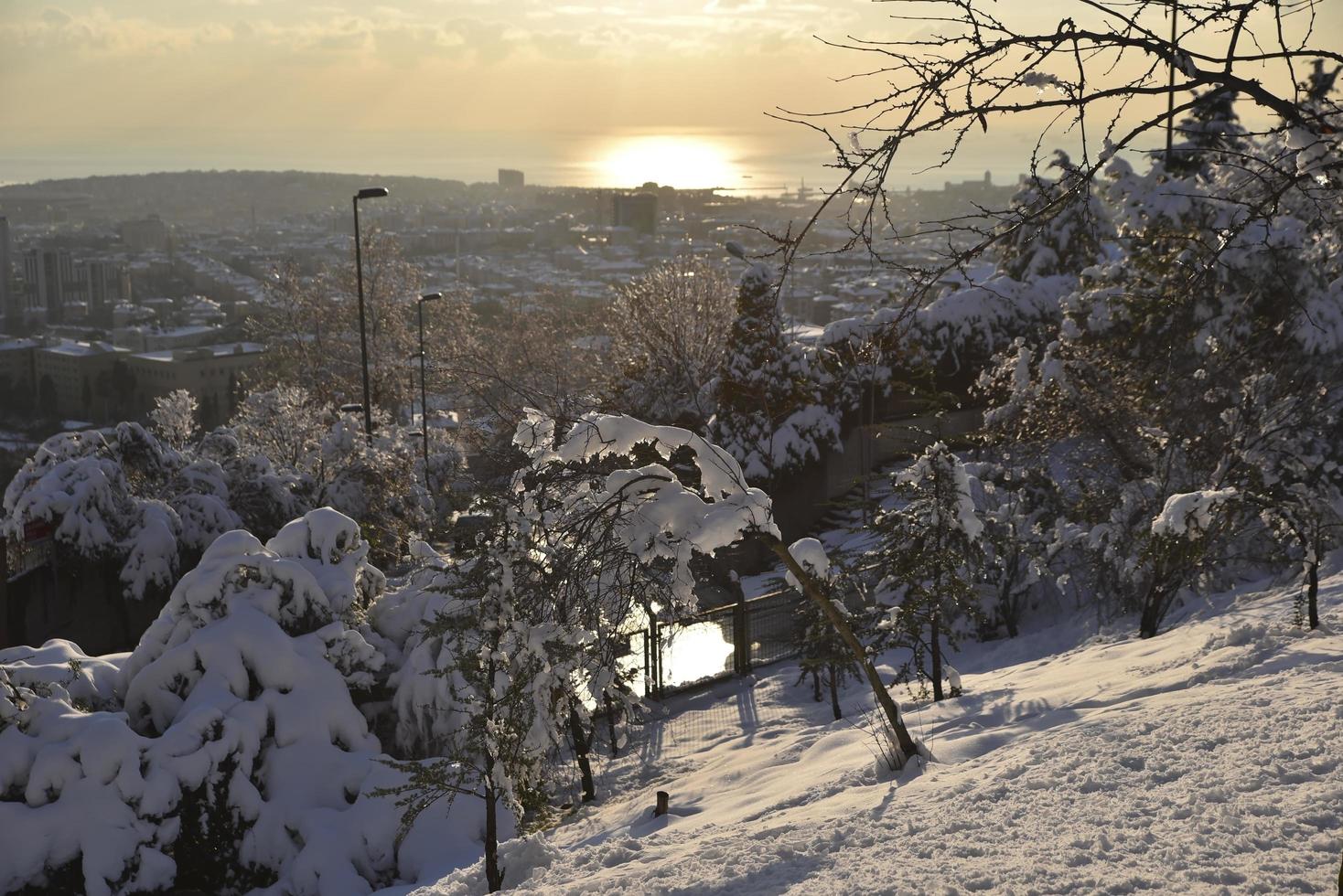 snöig vinterlandskap på istanbul camlica hill foto