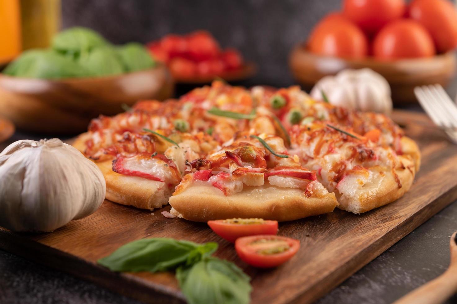 hemlagad pizza med ingredienser foto