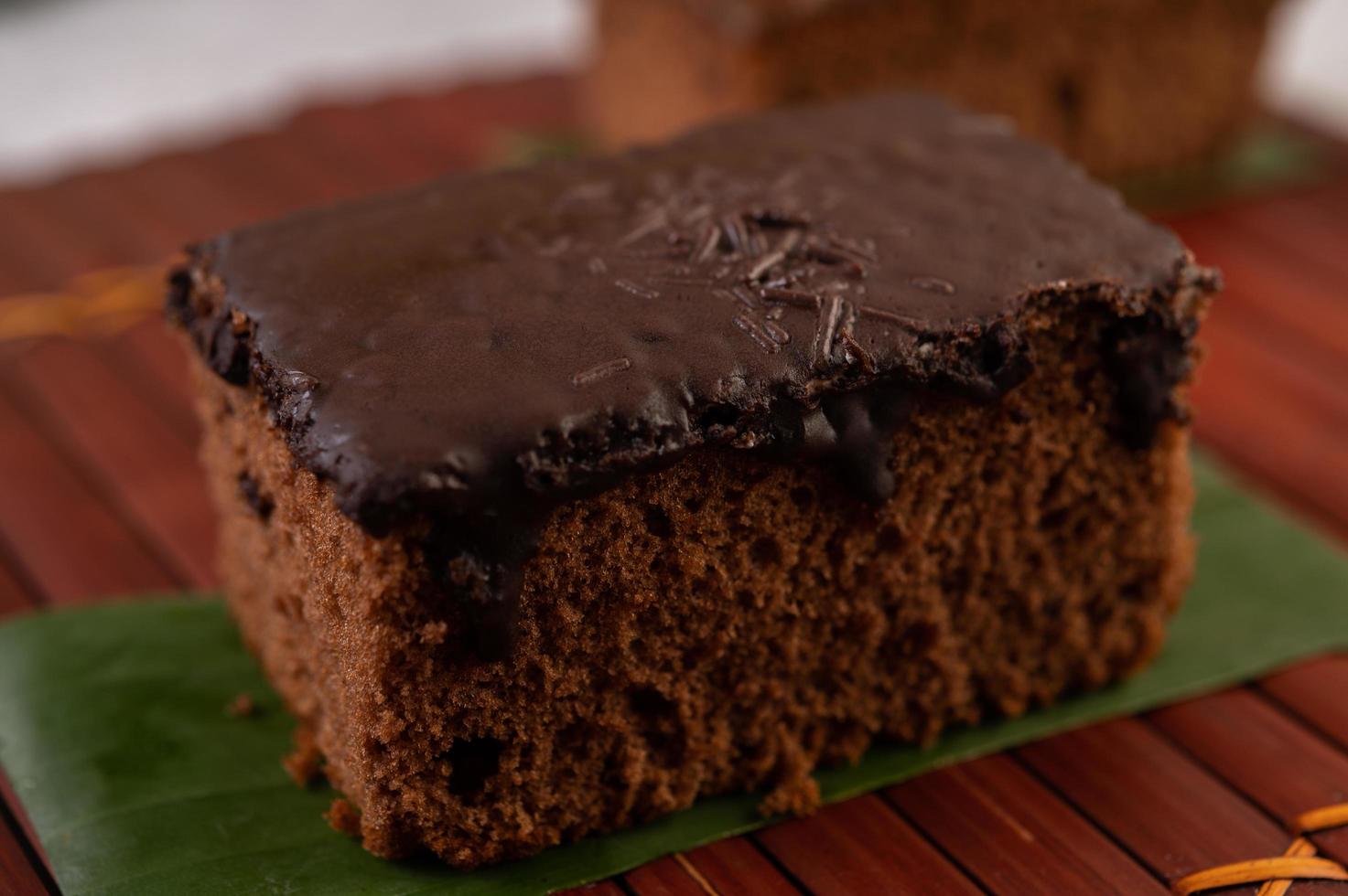 chokladkaka på bambu foto