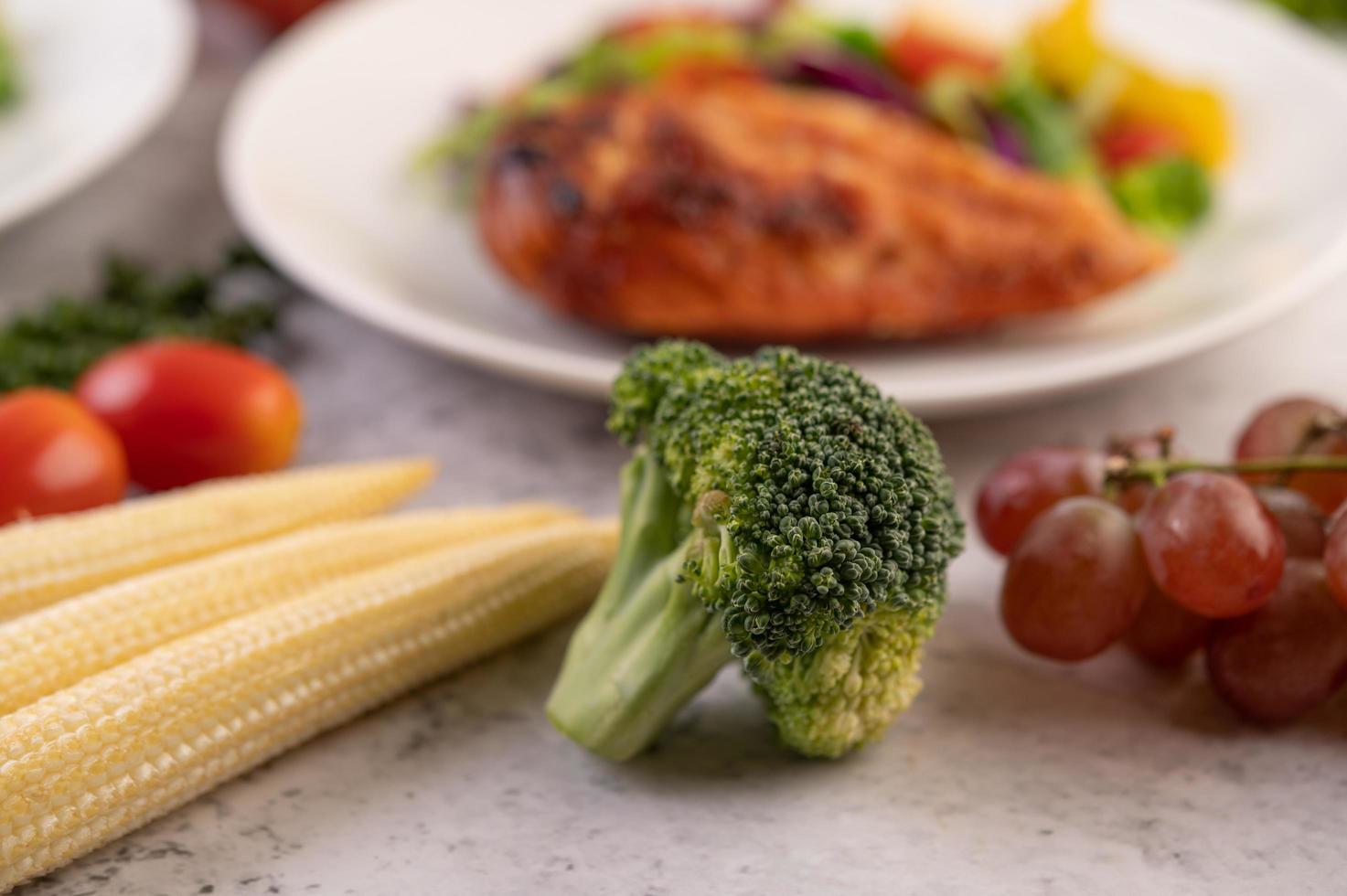 broccoli, majs, druvor och tomater foto