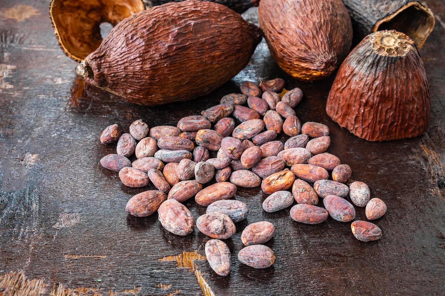 kakaobönor på ett mörkt träbord foto