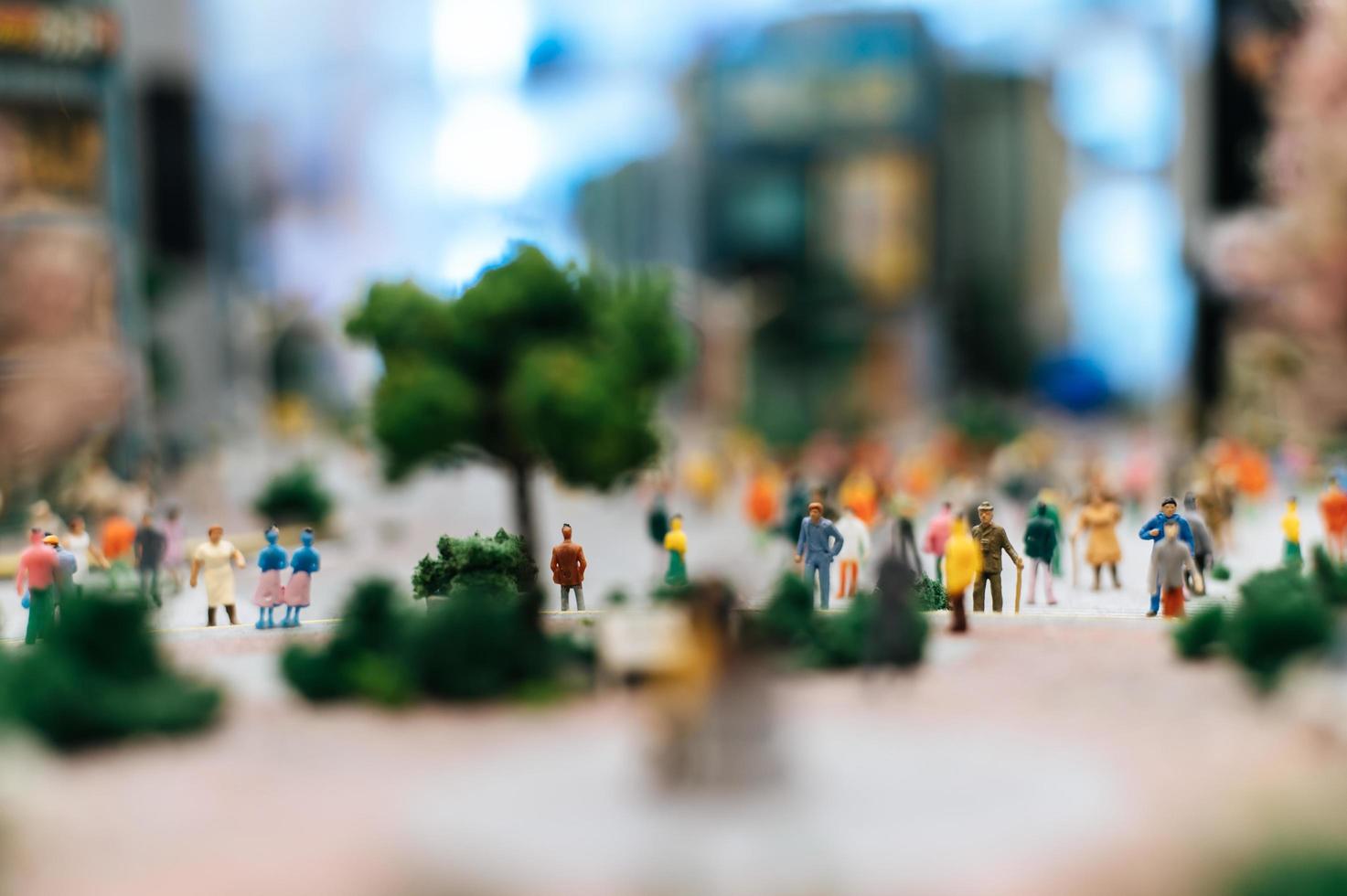 små miniatyrfolk i staden foto