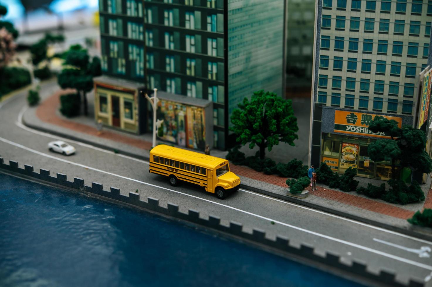 närbild av små miniatyrbilar foto