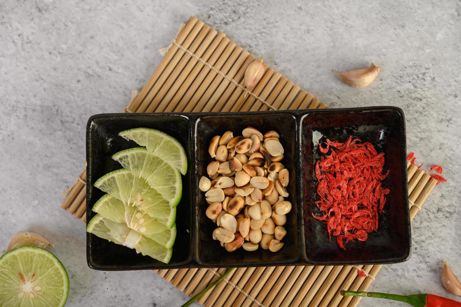 ingrediens i papayasallad av jordnötter och lime och chili foto