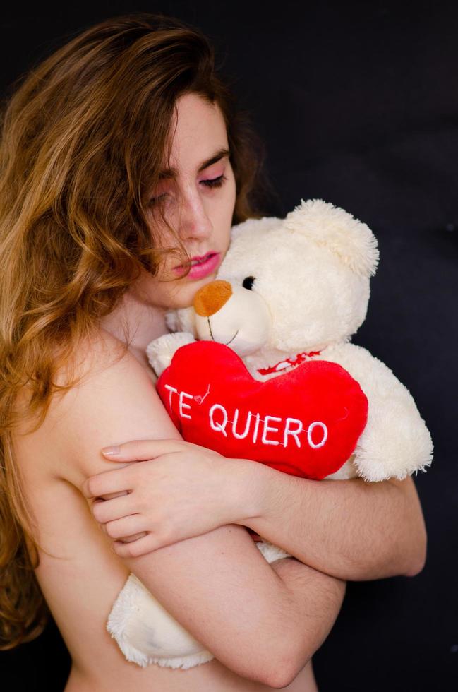 flicka som håller ett uppstoppat djur som säger te quiero foto