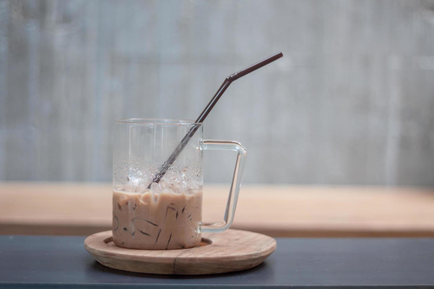 iskaffe i ett glas på en träbricka foto