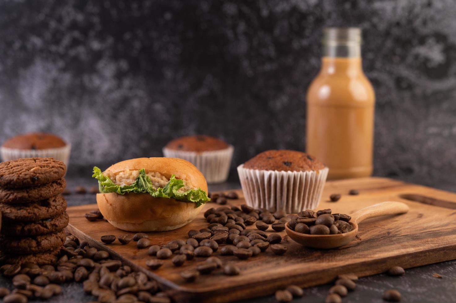 hamburgare och muffins och kaffebönor foto