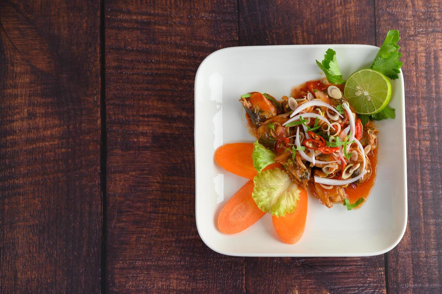 ovanifrån av sallad med sardiner och bordskopia foto