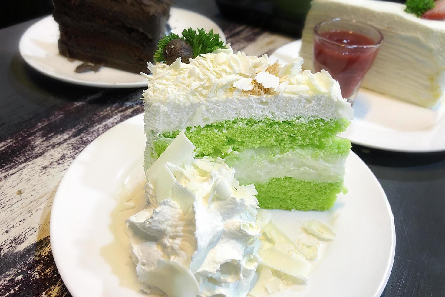närbild av en grön och vit tårta foto