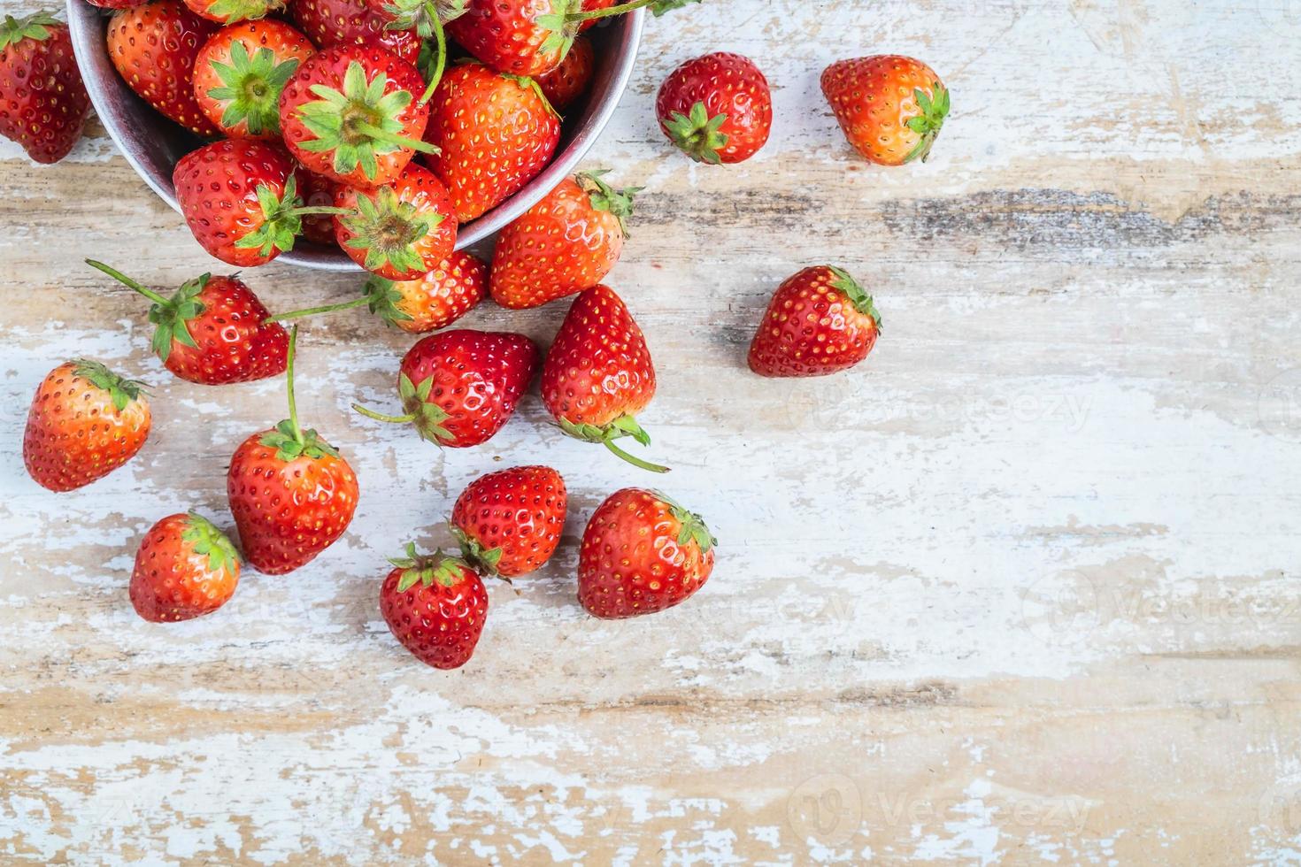 färska jordgubbar på ett bord foto