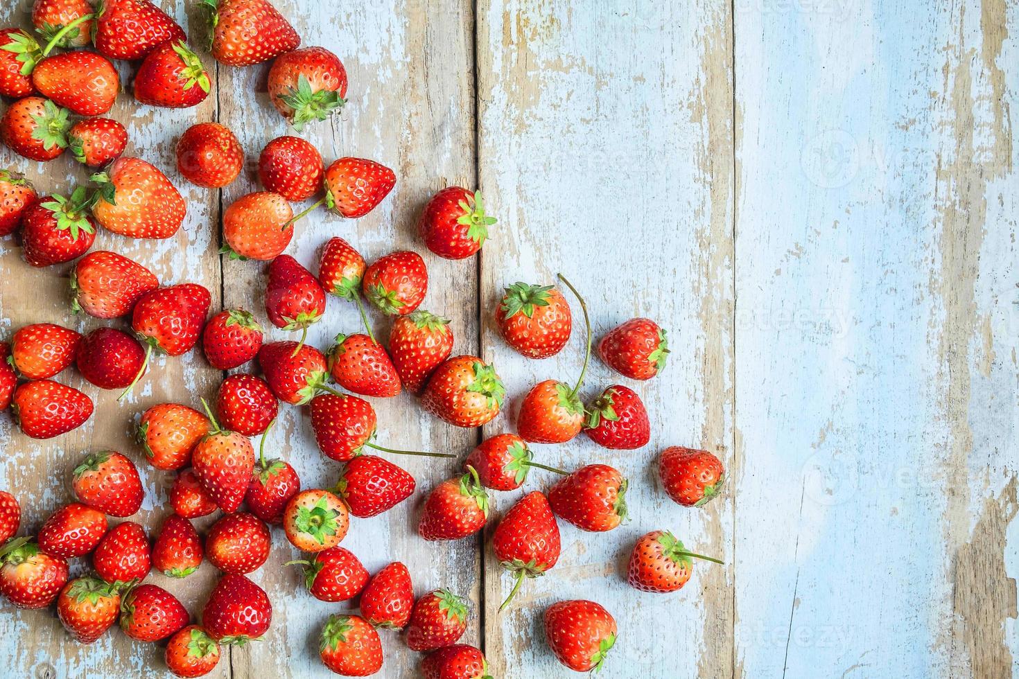 massa jordgubbar på ett bord foto