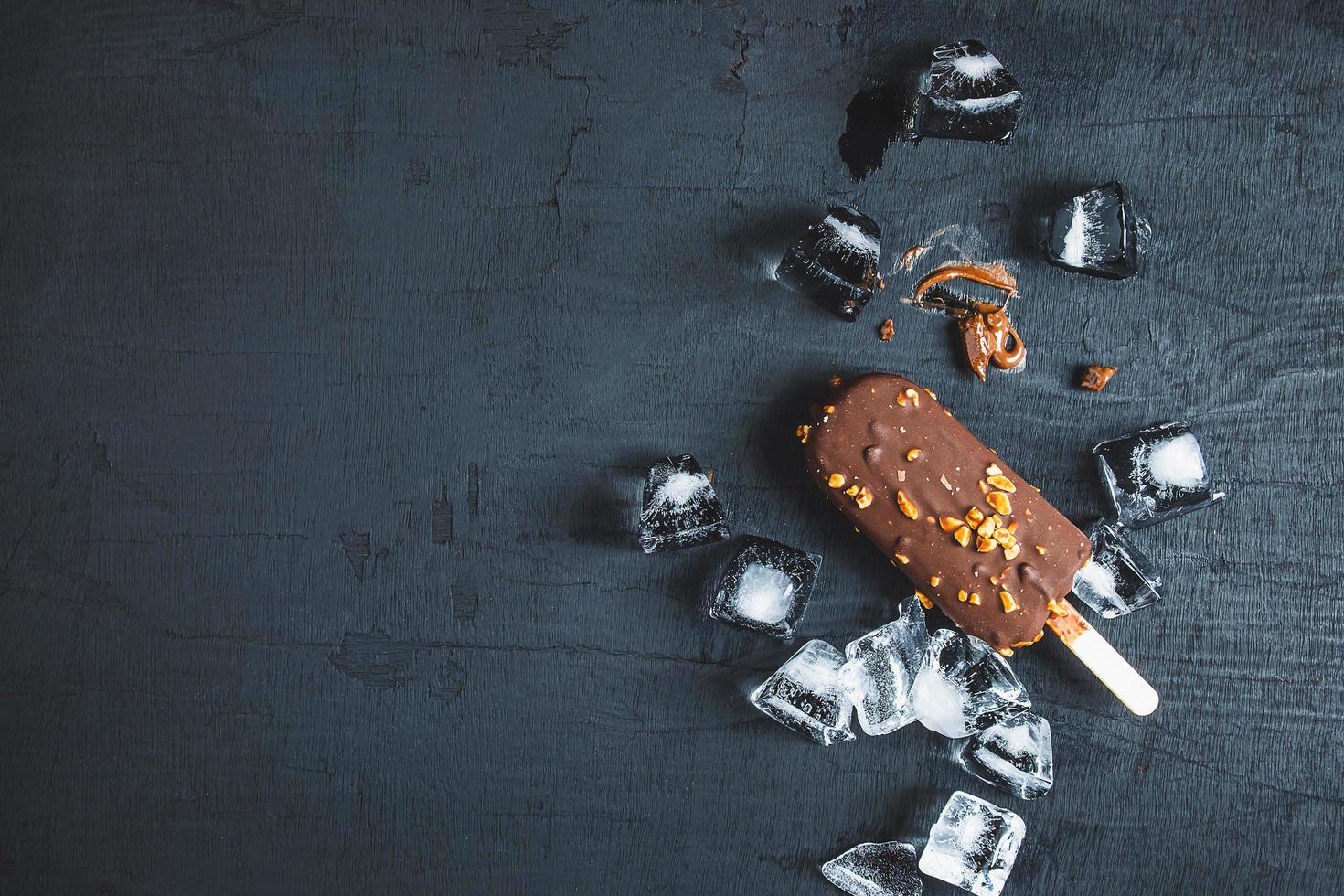 chokladglass på en svart bakgrund foto