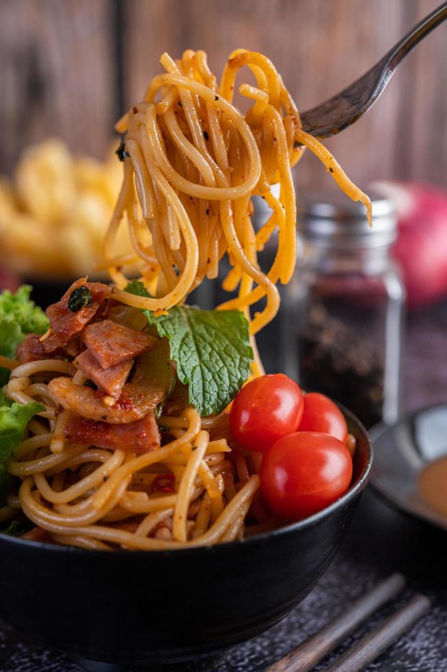 spagetti med tomater och sallad foto