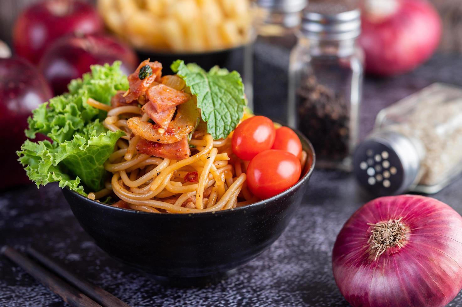 spagetti med tomater och sallad foto