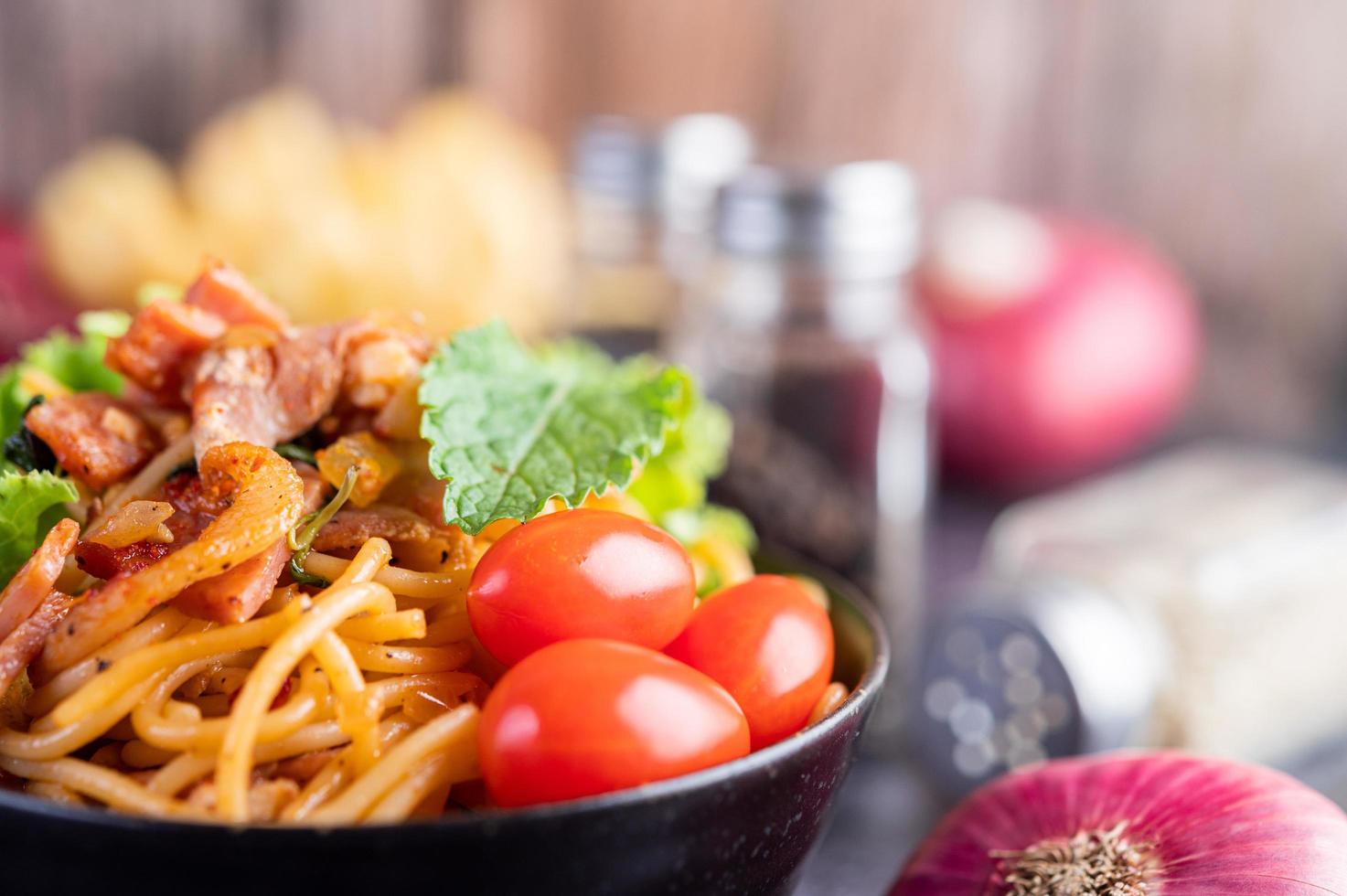 spagetti med tomater och sallad foto