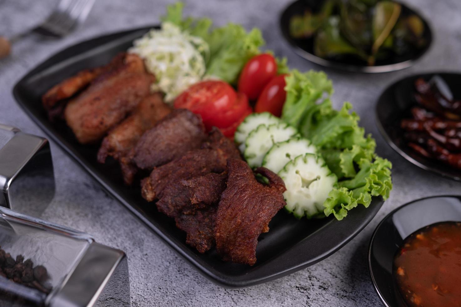 stekt fläsk toppat med chili och grönsaker foto