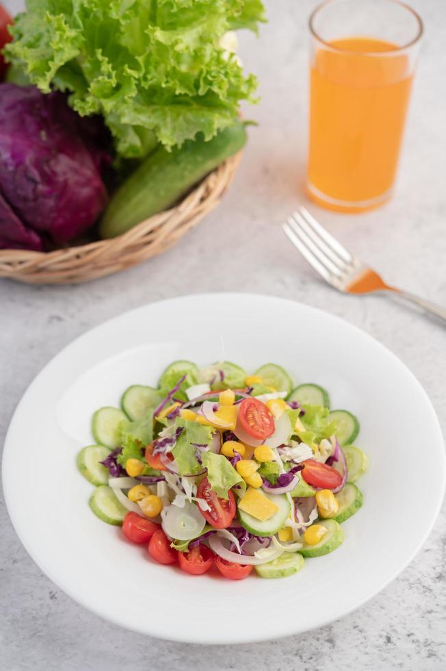 grönsaksallad med kokta ägg foto