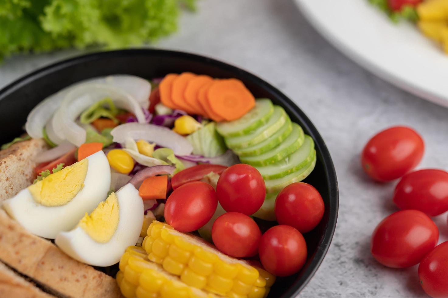 grönsaksallad med bröd och kokta ägg foto