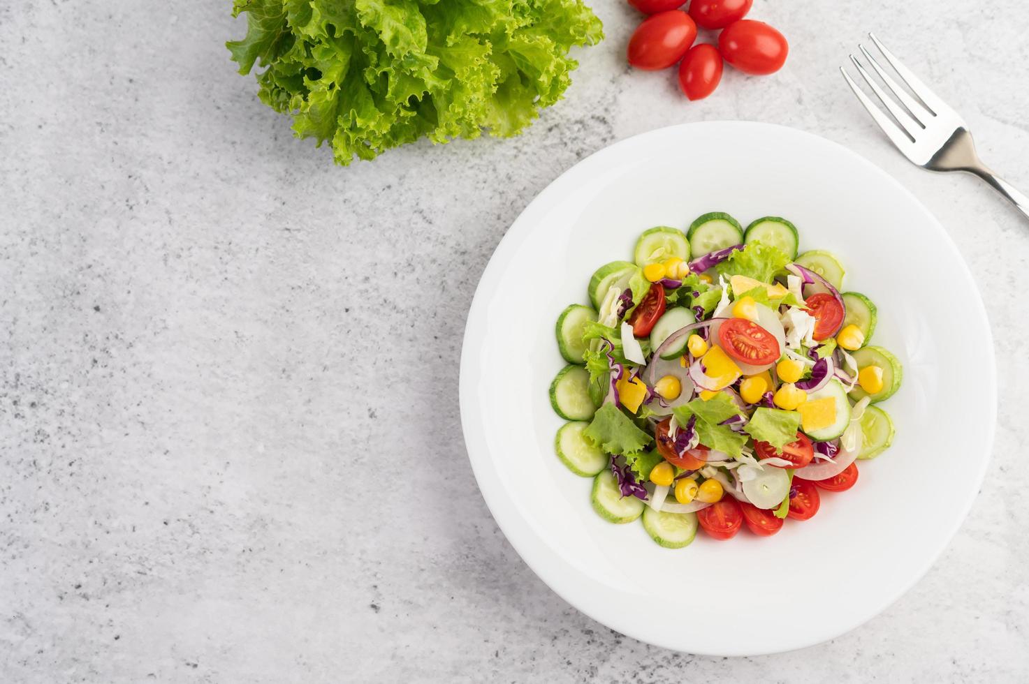 grönsaksallad med kokta ägg foto