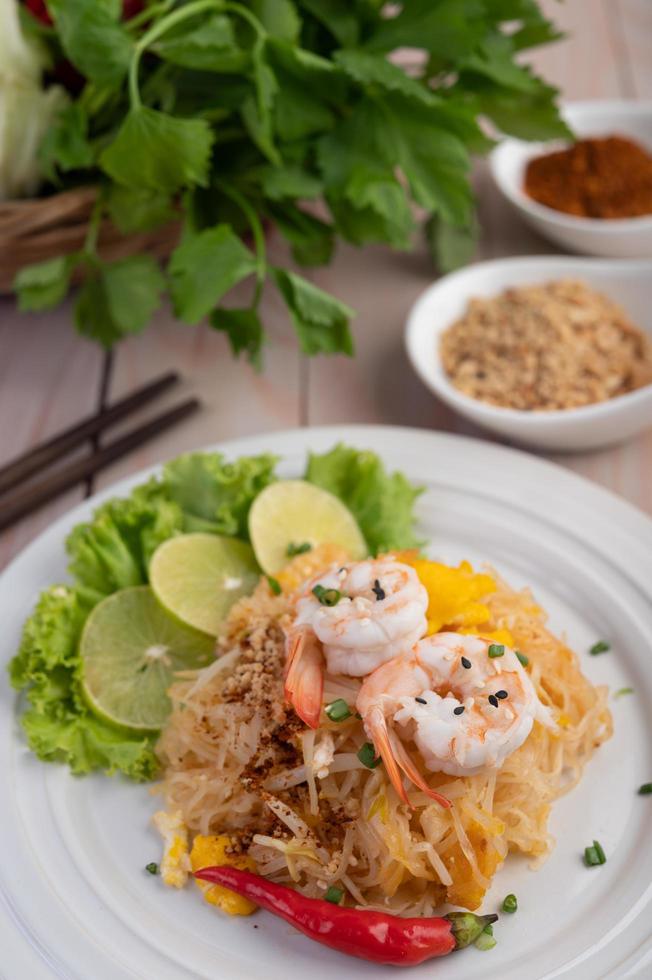 tallrik med pad thai räkor foto