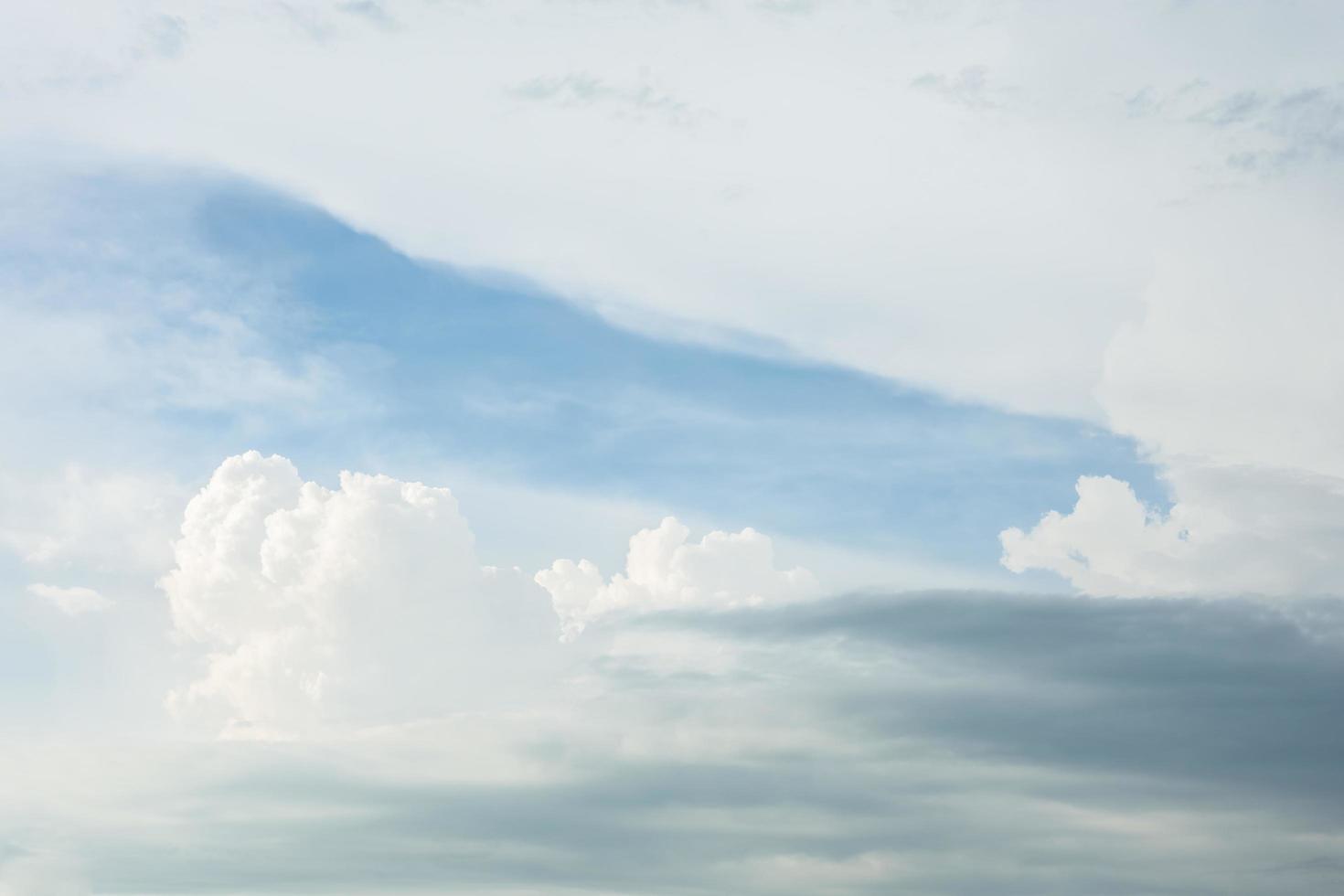 himlen och molnen foto