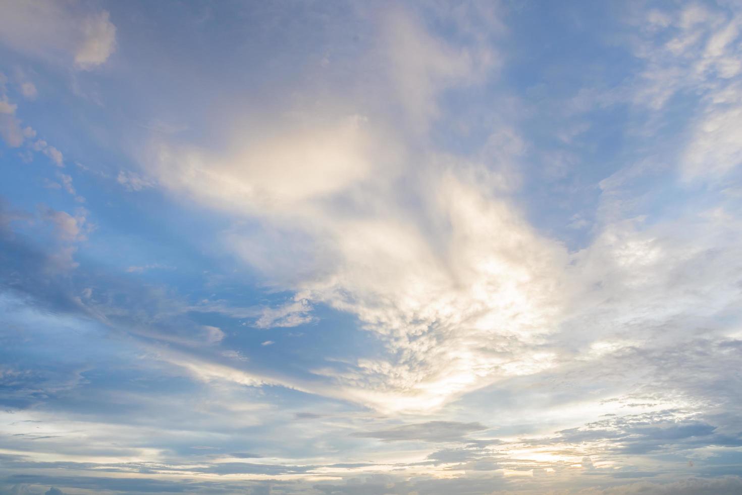 himlen och molnen vid solnedgången foto