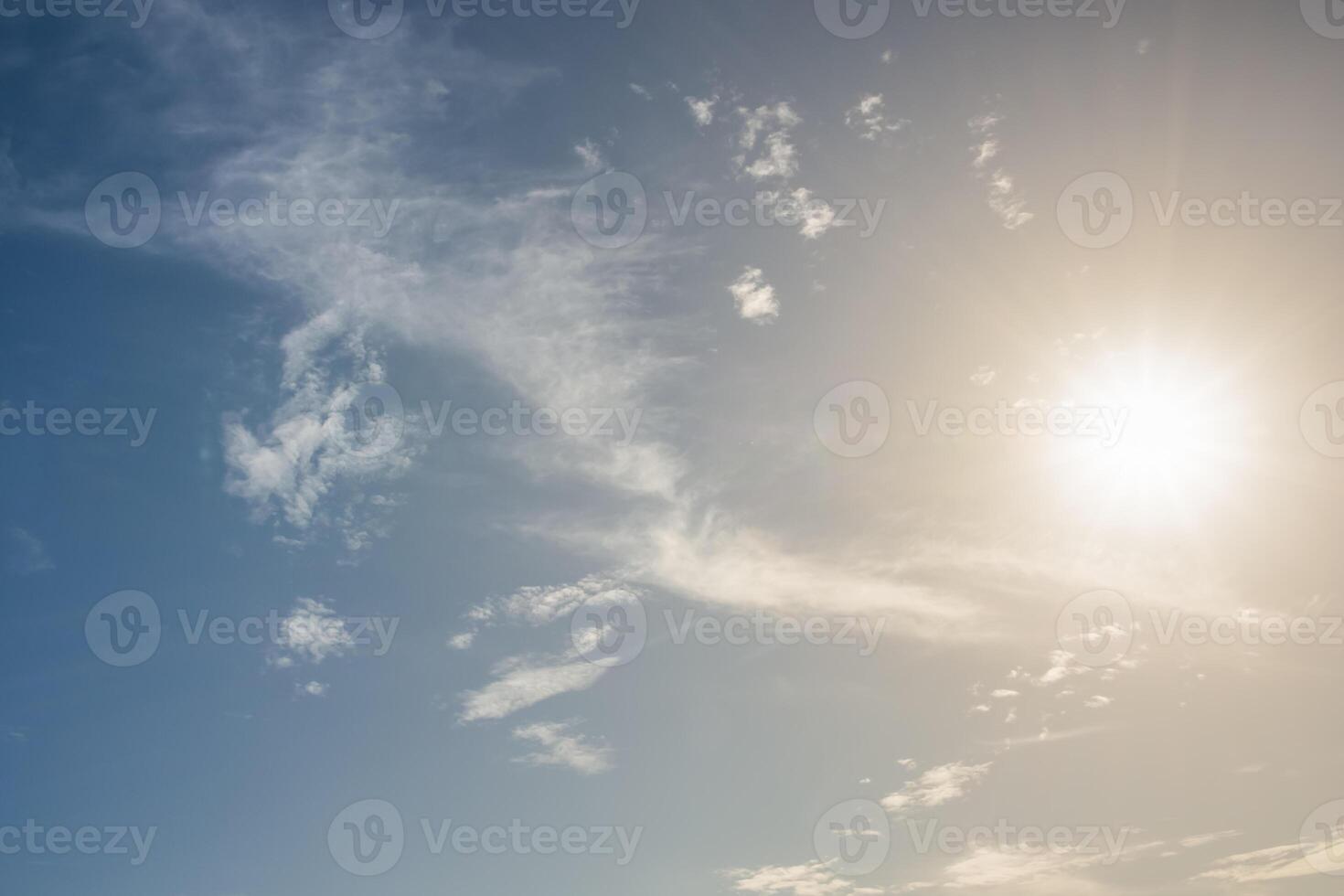 himlen och molnen foto