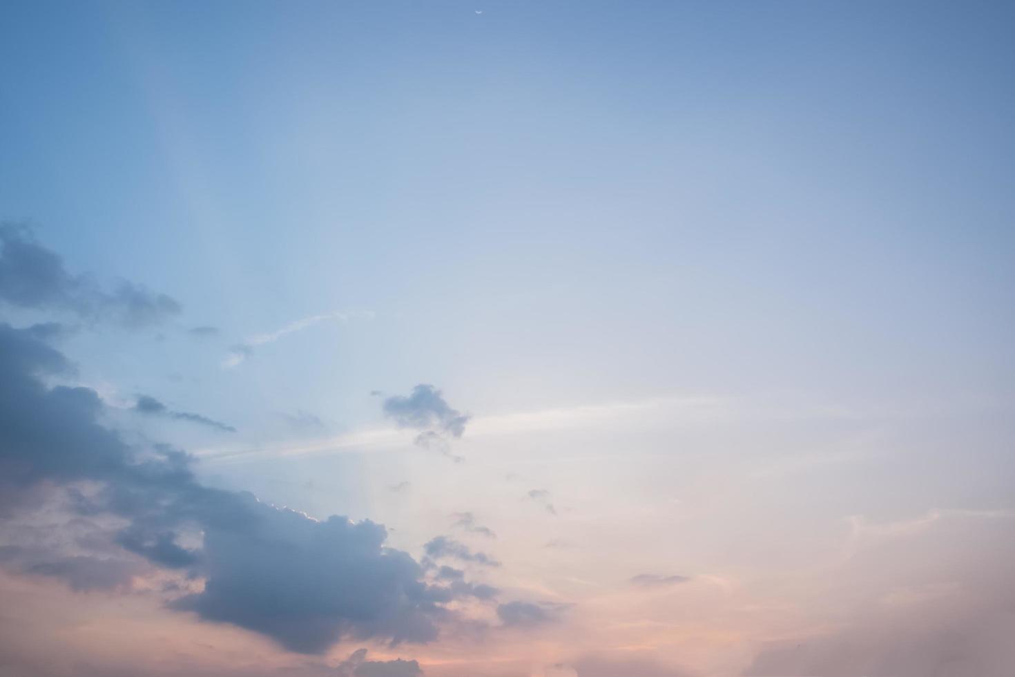 himlen och molnen vid solnedgången foto