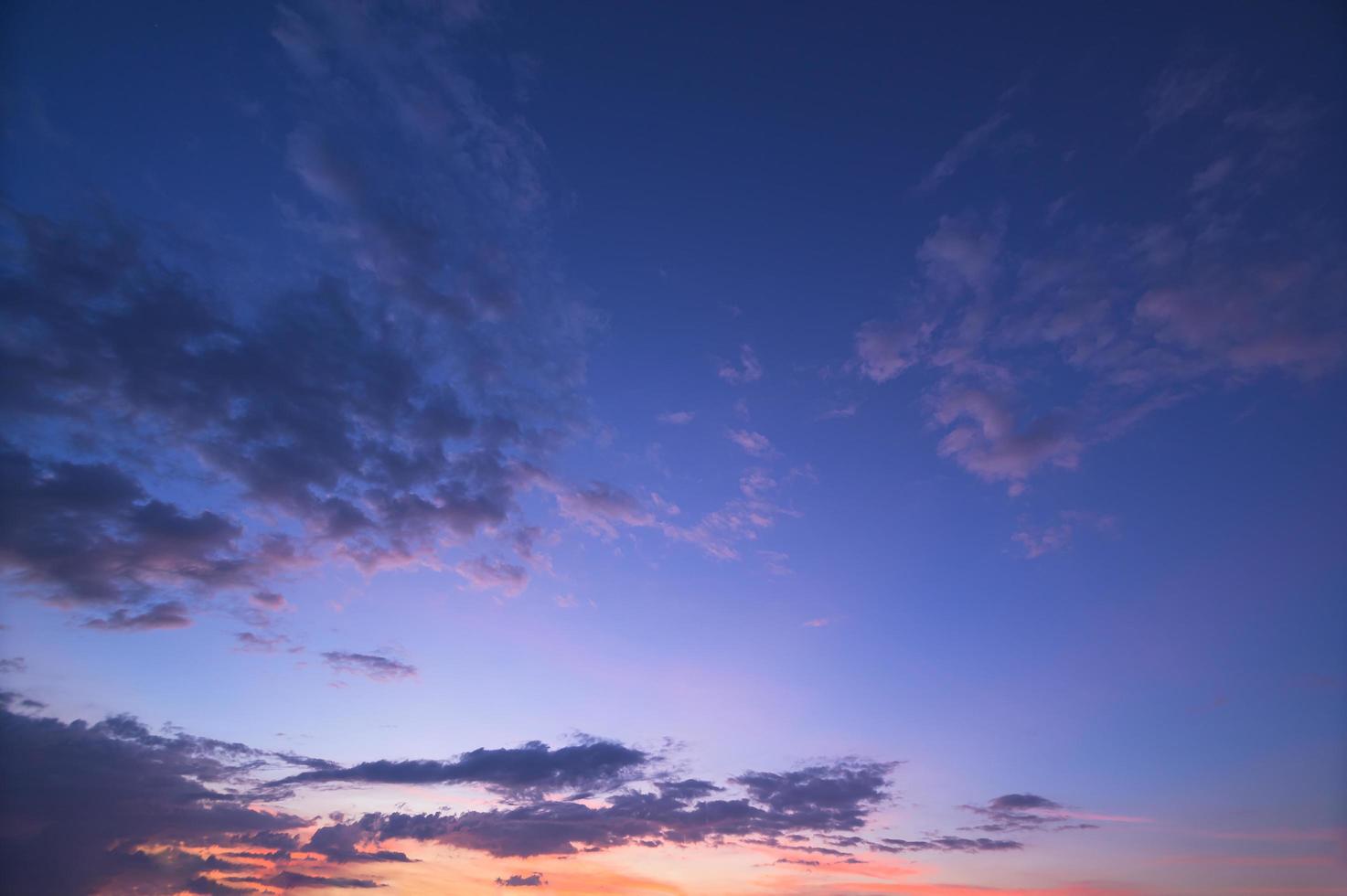 himmel och moln vid solnedgången foto