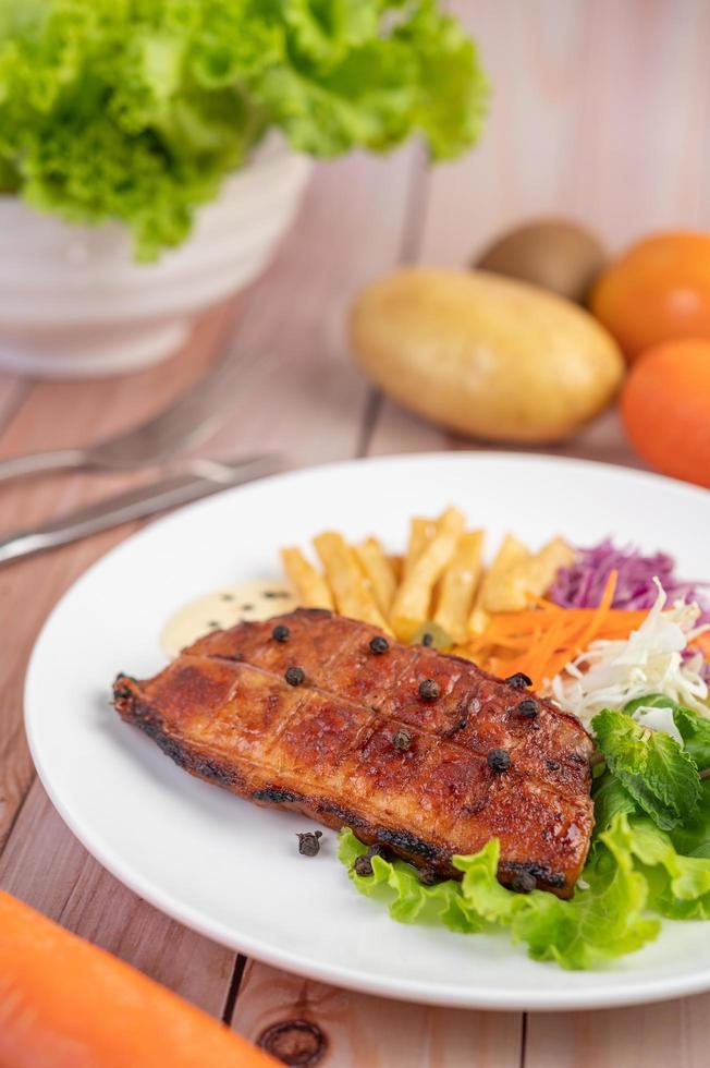 fiskbiff med pommes frites, frukt och grönsaker foto