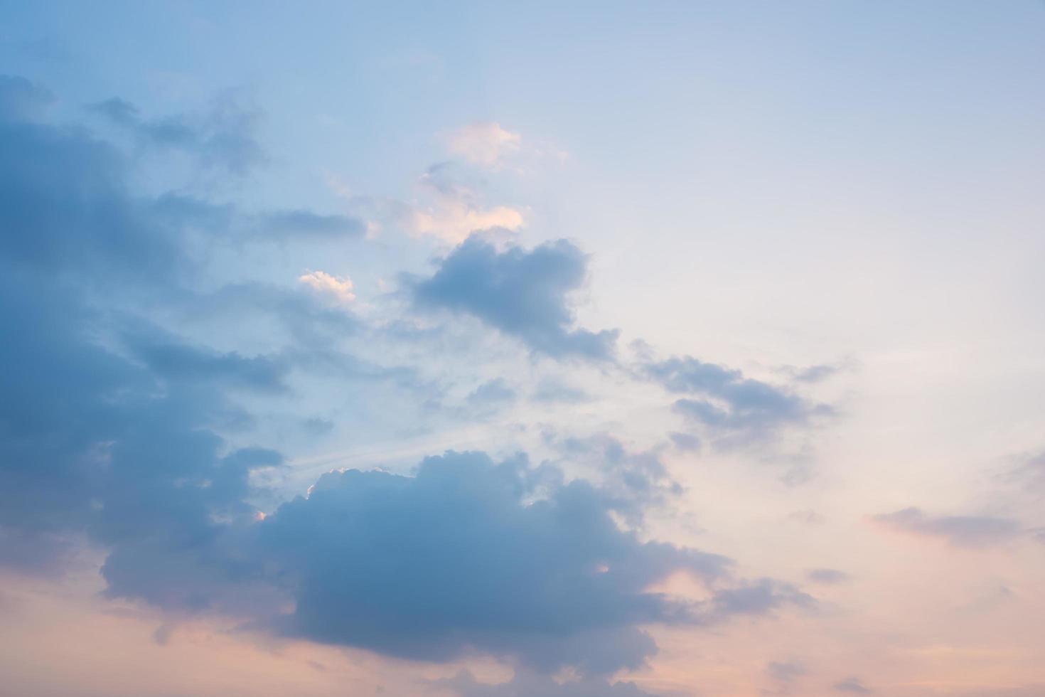 blå himmel med moln vid solnedgången foto