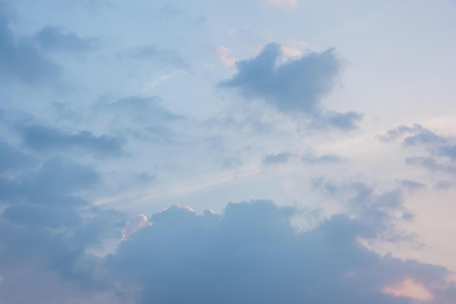 blå himmel med moln vid solnedgången foto