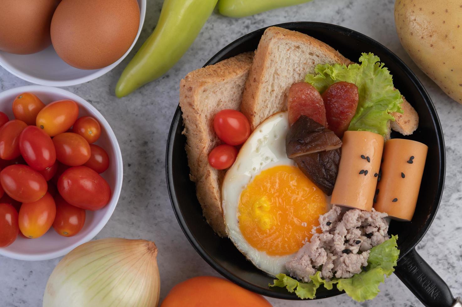 grönsaksallad med bröd och kokta ägg foto