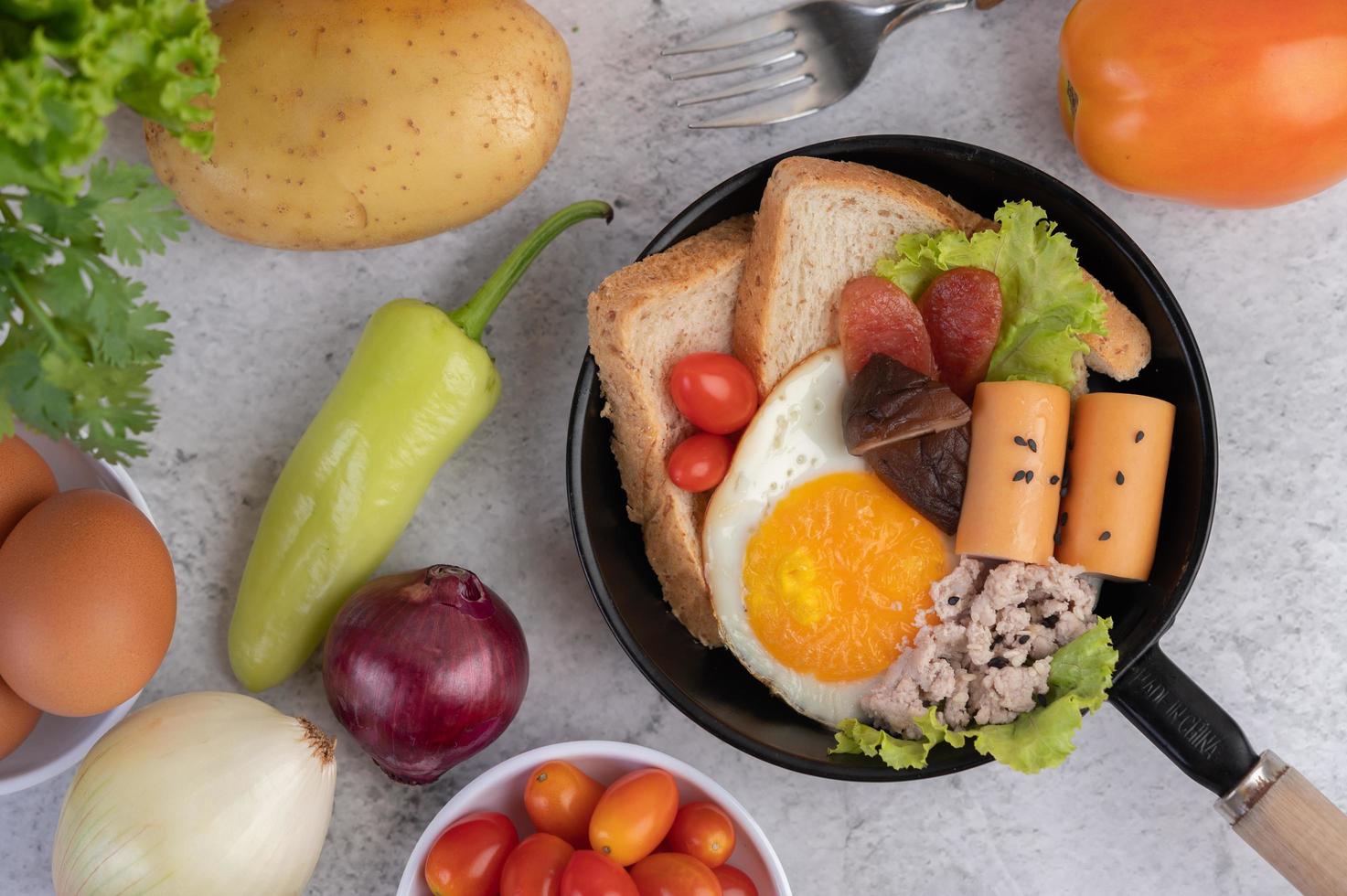 grönsaksallad med bröd och kokta ägg foto