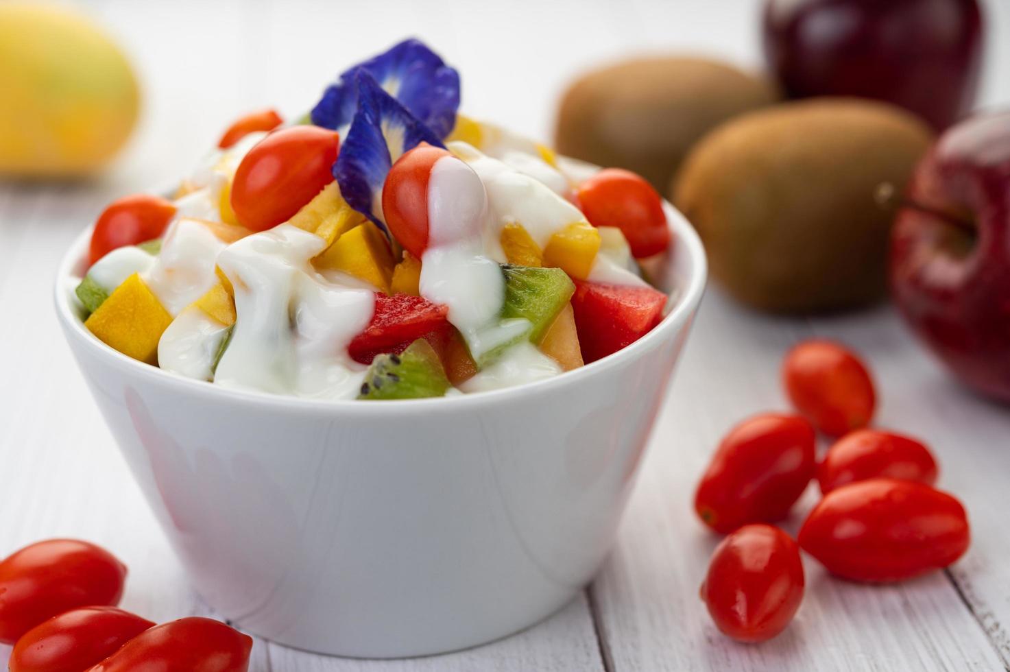 färsk frukt och yoghurt foto