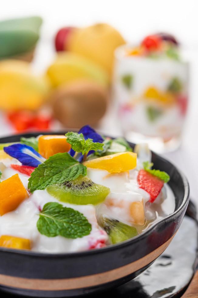 färsk frukt och yoghurt foto