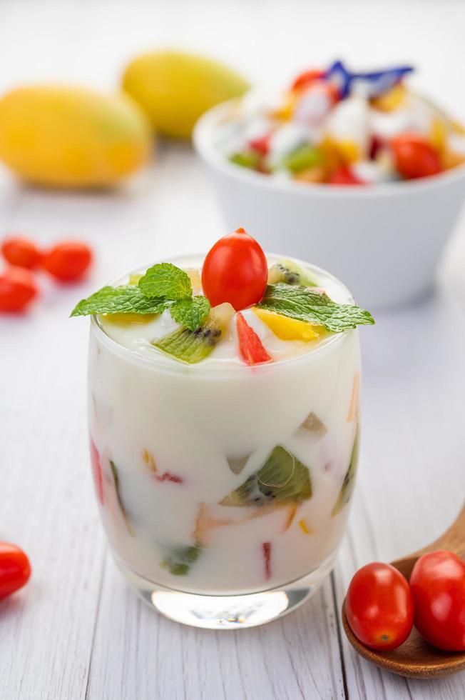 frukt yoghurt smoothie i klart glas foto