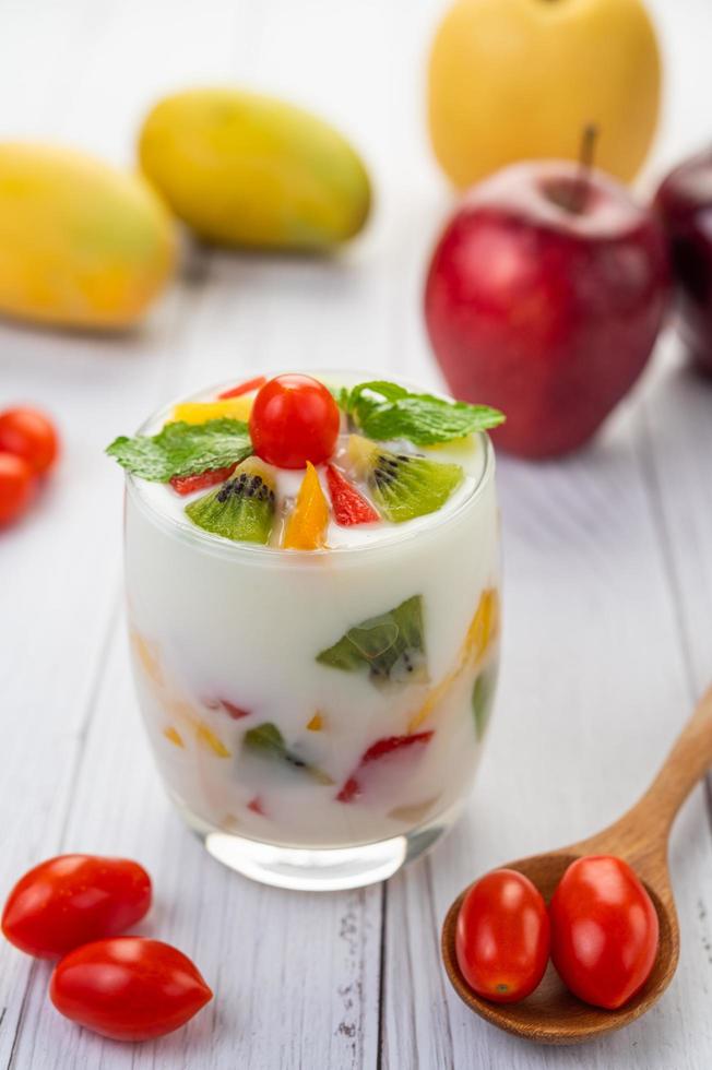 frukt yoghurt smoothie i klart glas foto