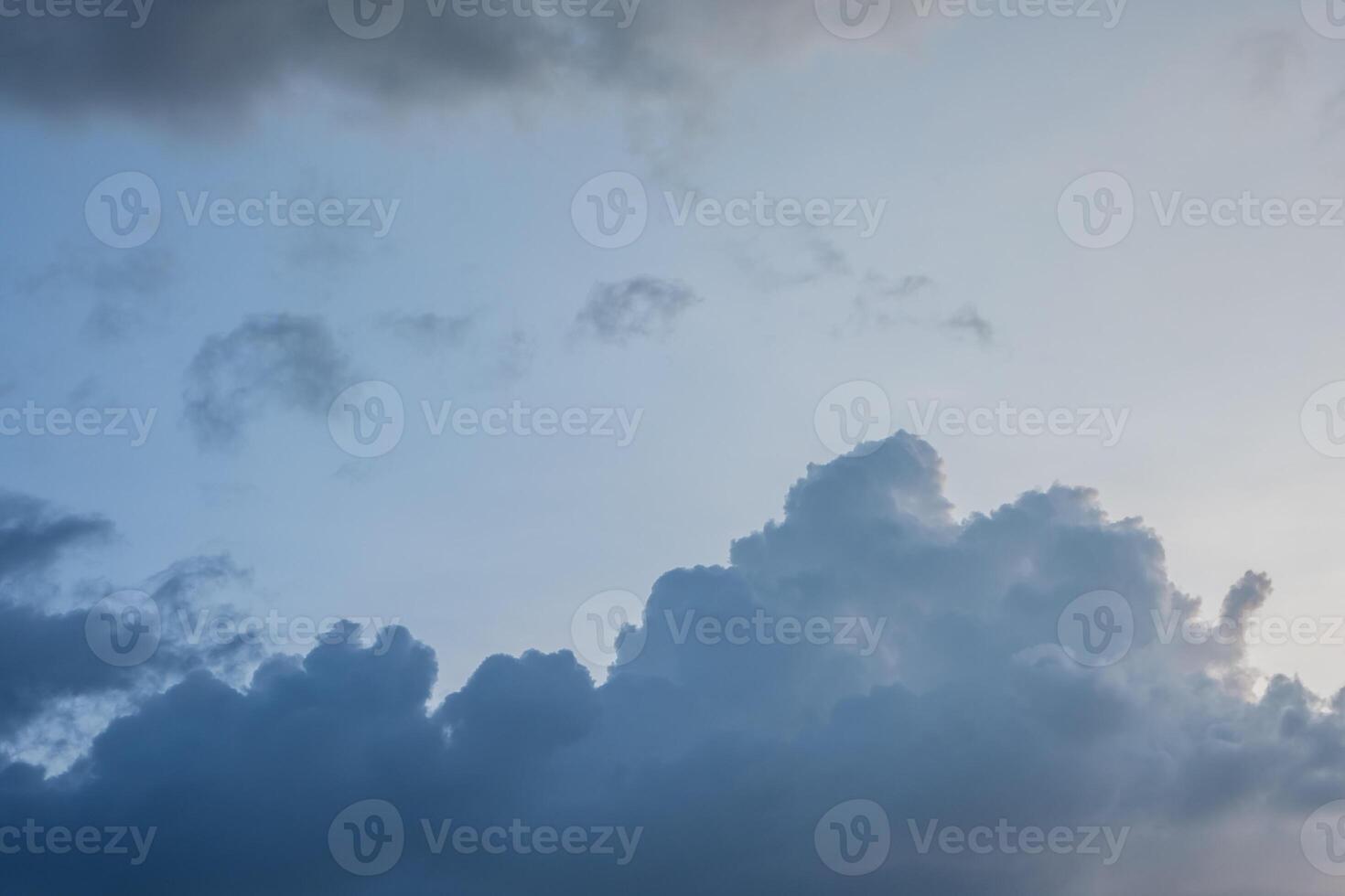 himlen och molnen vid solnedgången foto