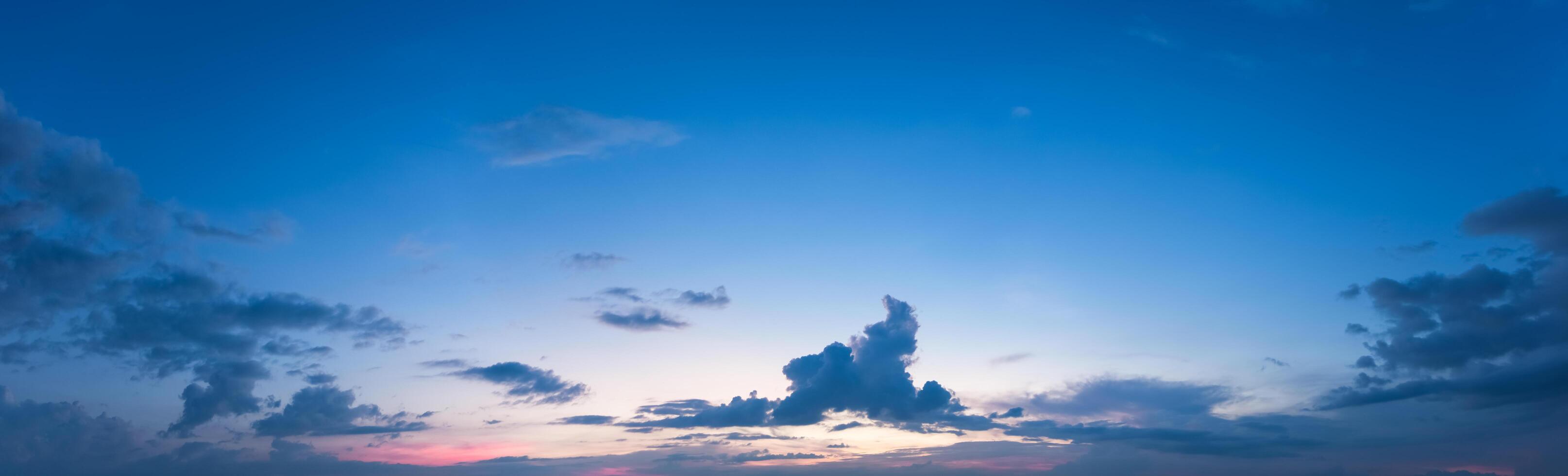 himlen vid solnedgången foto