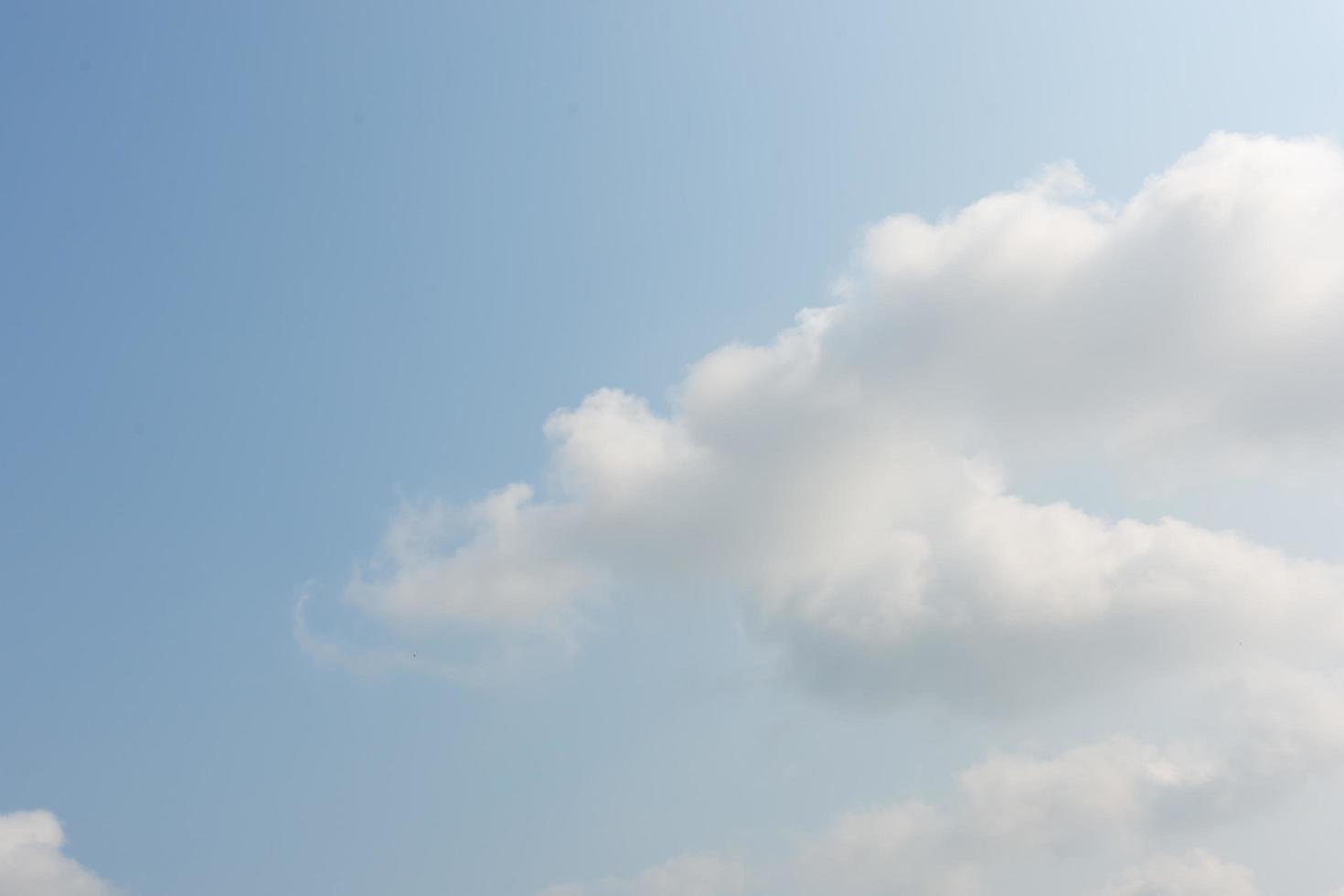 himlen och molnen foto