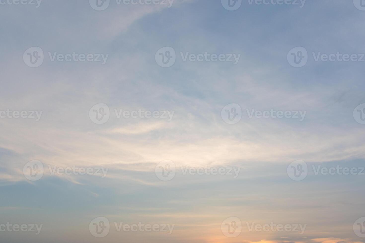 himlen och molnen foto