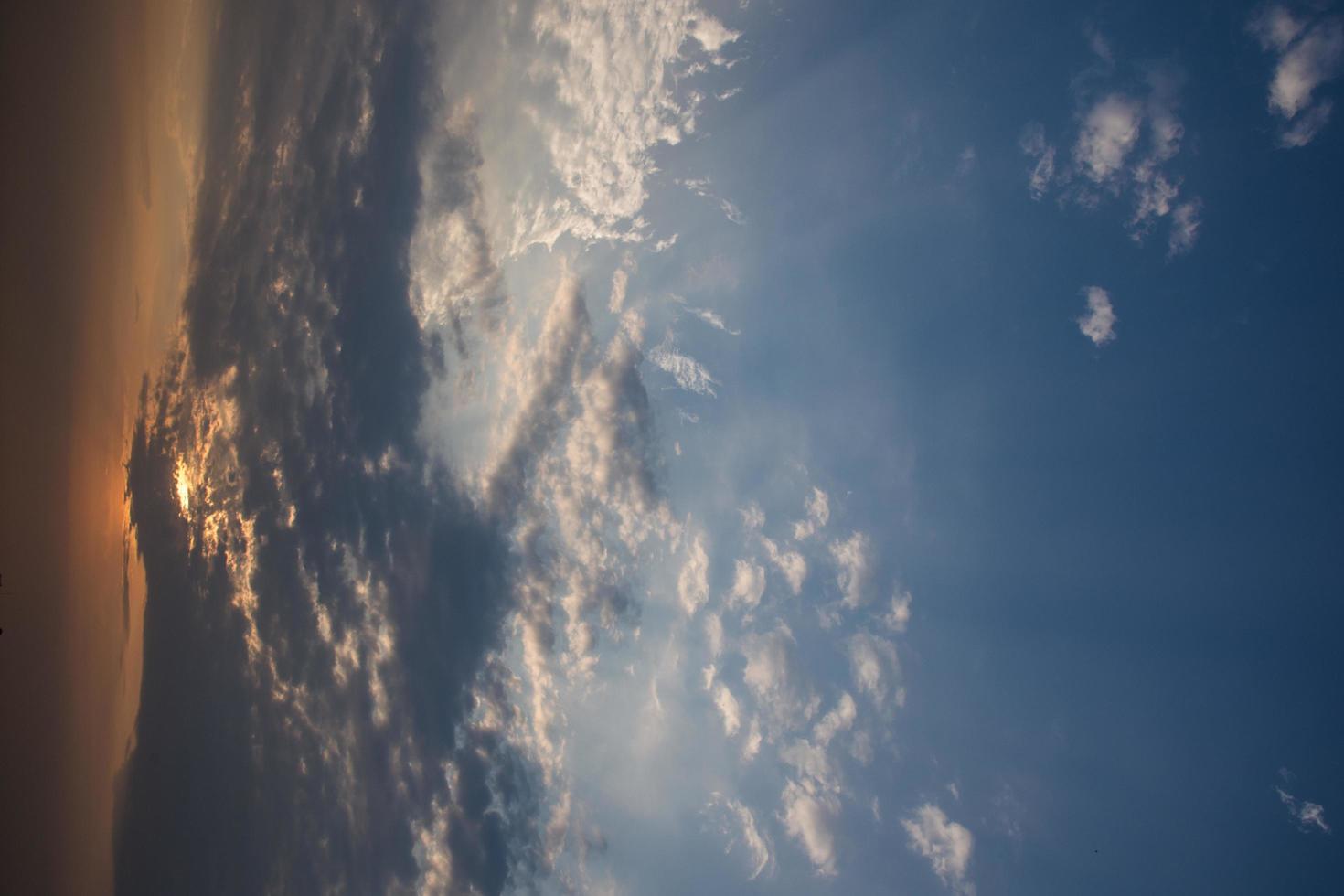 himlen och molnen vid solnedgången foto