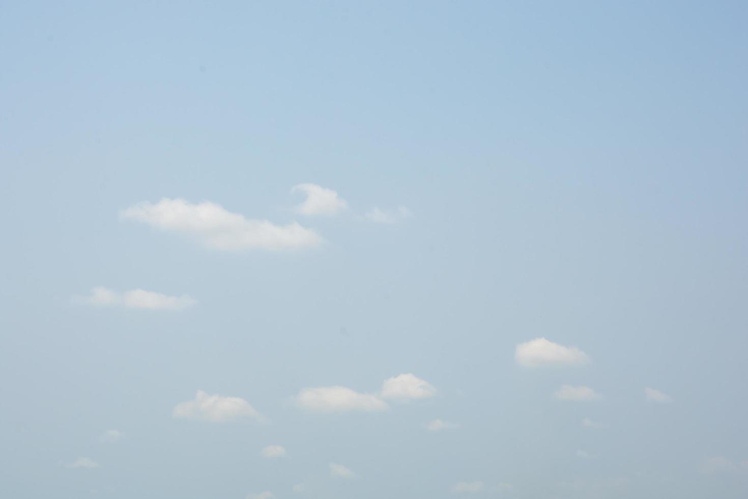 himlen och molnen foto