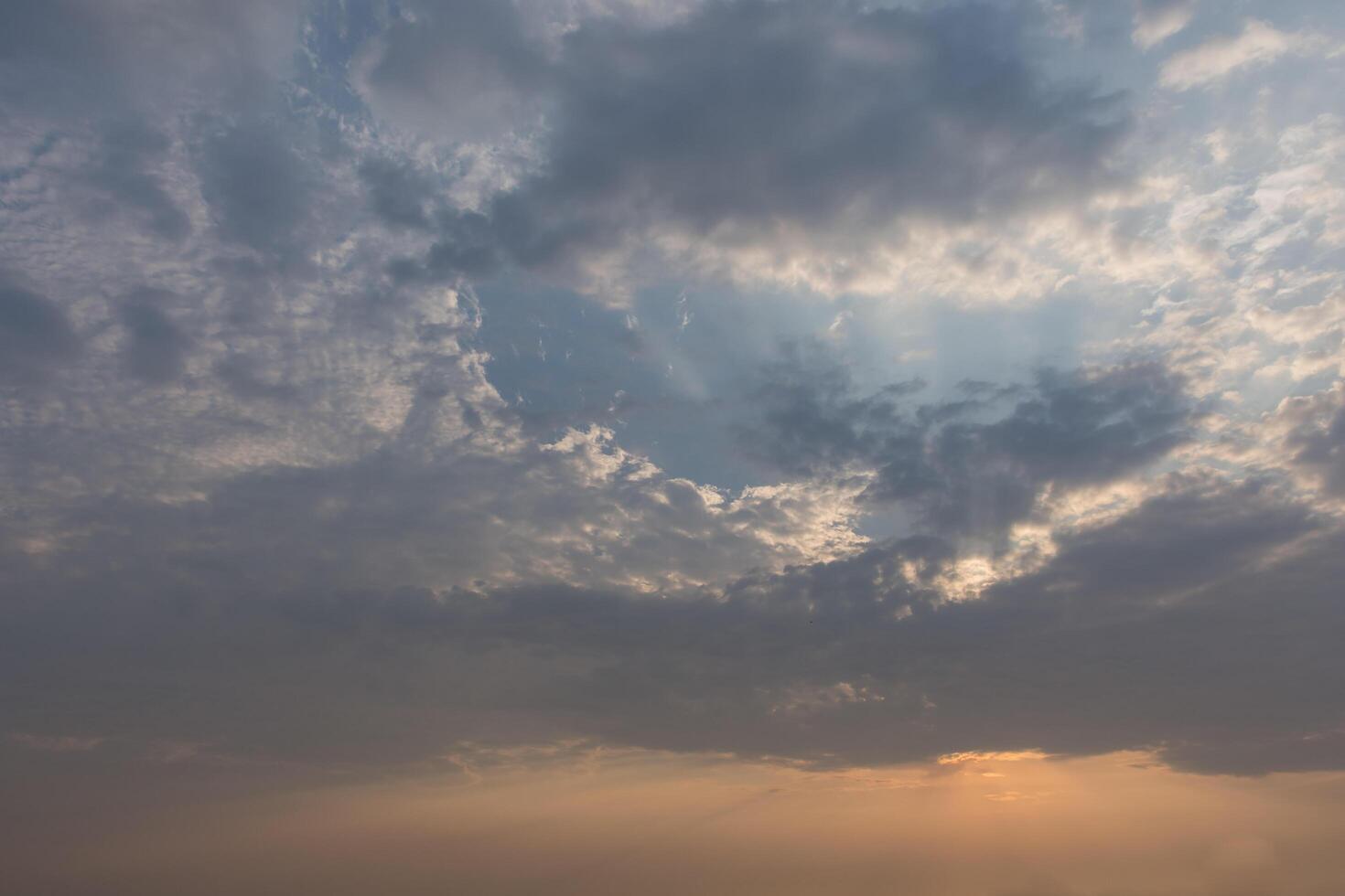 himlen vid solnedgången foto