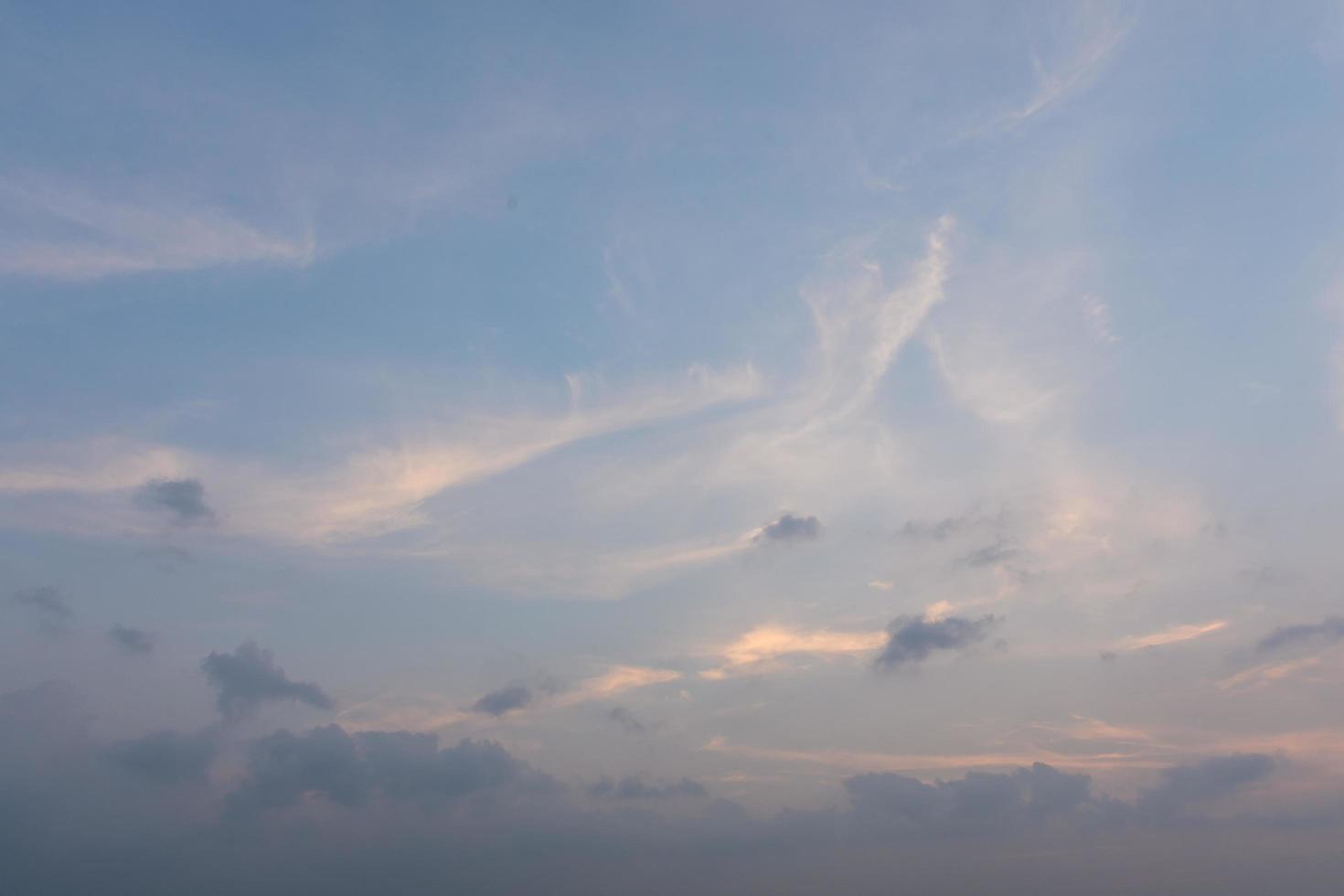 himlen och molnen foto