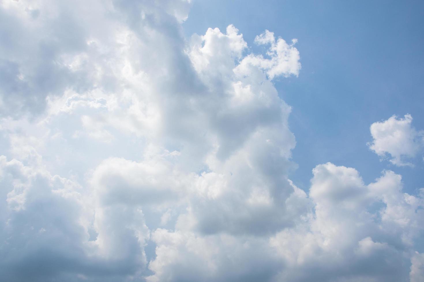 himlen och molnen foto